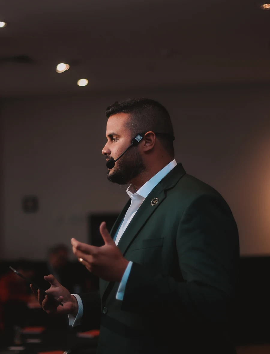 Adrian Carvalho durante apresentação