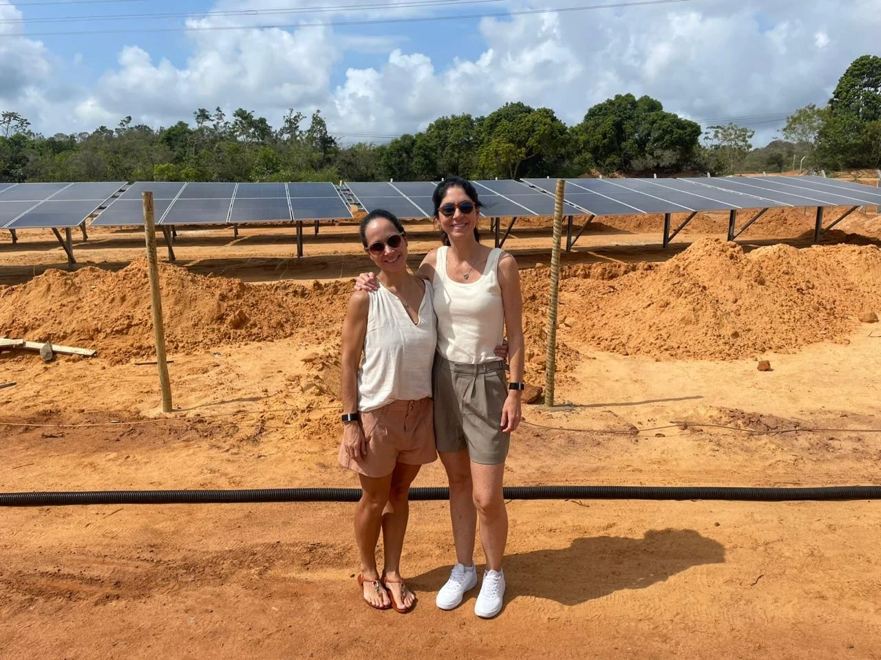 Clientes em visita a empreendimento de energia solar