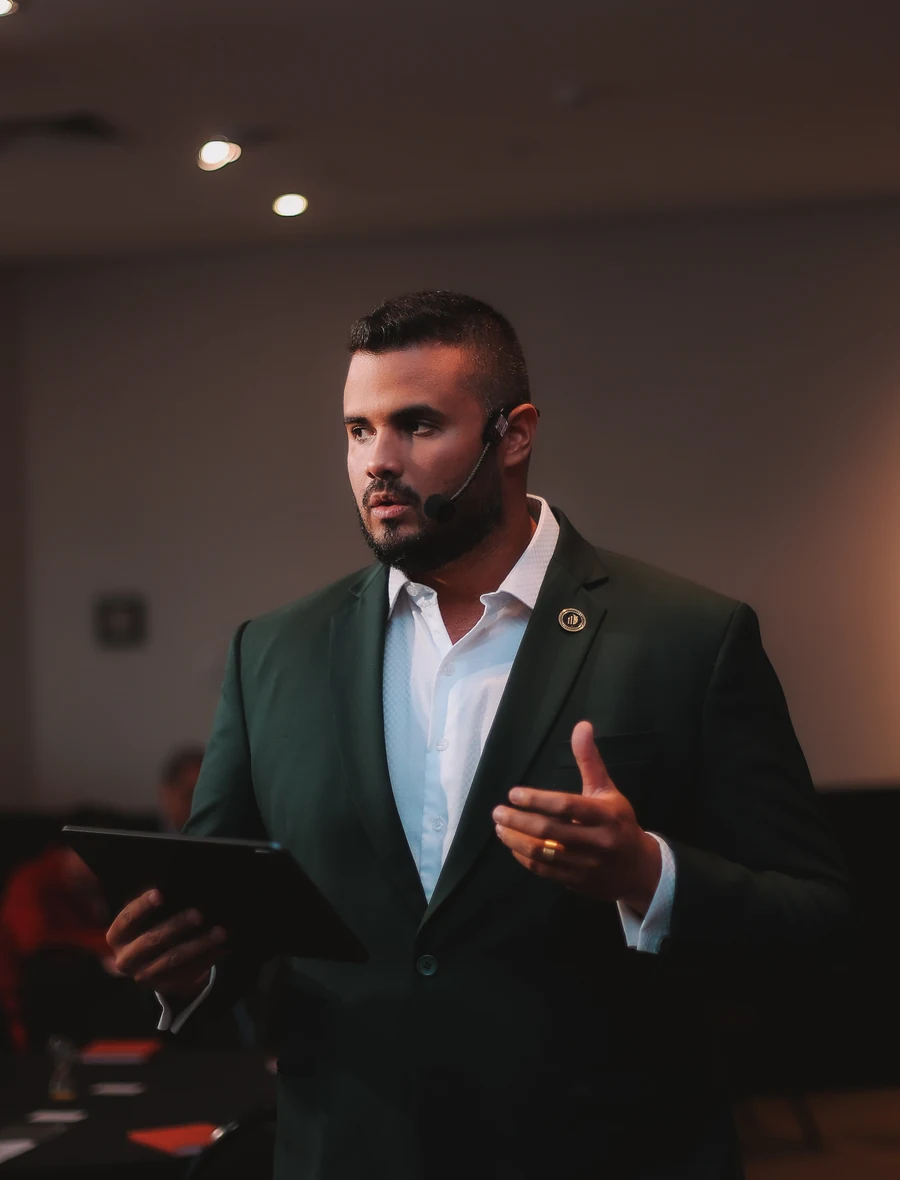 Adrian Carvalho durante apresentação