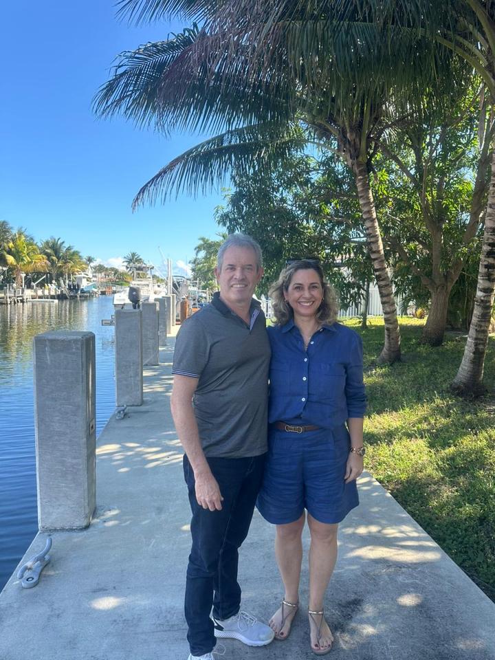 Casal em visita a patrimônio à beira da água